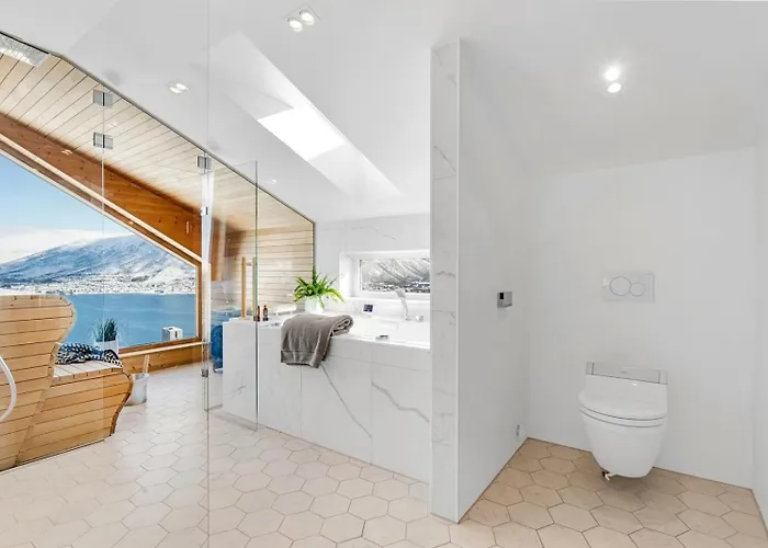 Deluxe By Paramount * トロムソ