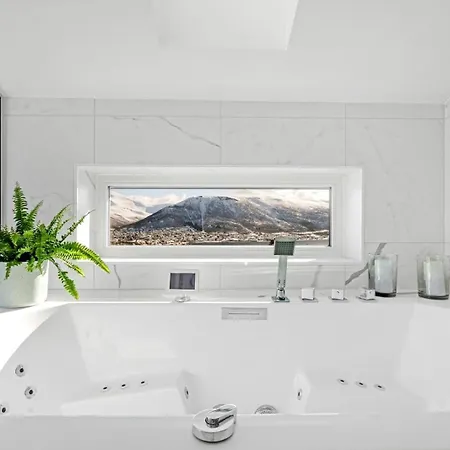 Deluxe By Paramount *